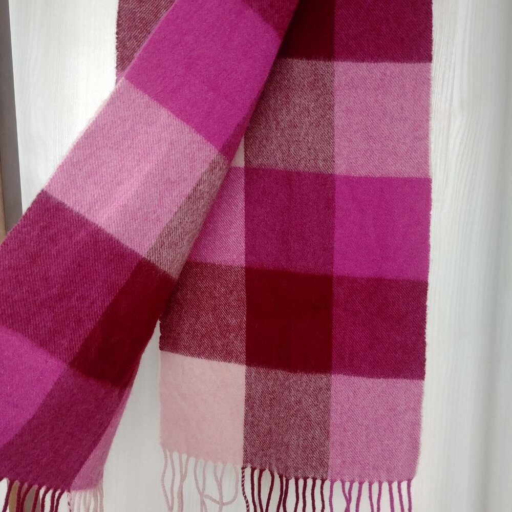Opaque Clip Tokyo pure wool pink plaid scarf with fringe - Picture 4 of 7